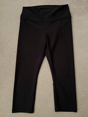 Old Navy Black PowerSoft High-Waisted Capri Athletic Leggings (size L)